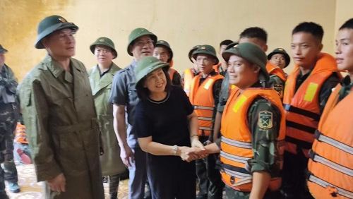 Lãnh đạo Tỉnh ủy Lạng Sơn thăm hỏi động viên cán bộ chiến sĩ Trung đoàn 141, Sư đoàn 3, Quân khu 1 tham gia hỗ trợ. (Ảnh: Hoàng Huấn)