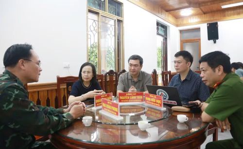 Lãnh đạo tỉnh Lạng Sơn trao đổi với lãnh đạo Bộ chỉ huy quân sự và Công an tỉnh. (Ảnh: Hoàng Huấn)