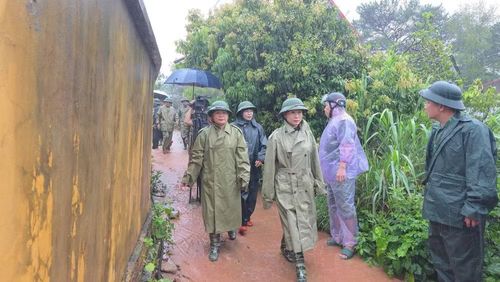 Đồng chí Trần Thanh Nhàn, Tỉnh ủy viên, Phó Chủ tịch Ủy ban nhân dân tỉnh Lạng Sơn kiểm tra tại xã Mẫu Sơn. (Ảnh: Xã Mẫu Sơn cung cấp)