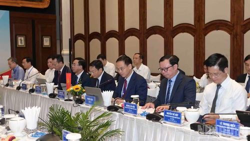 Đại diện lãnh đạo các sở, ban, ngành đến từ 5 địa phương, Lào Cai, Hà Nội, Hải Phòng, Quảng Ninh (Việt Nam) và Vân Nam (Trung Quốc) cùng tham dự các phiên thảo luận. (Ảnh: CÔNG HẢI)