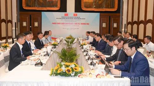 Các đại biểu tham dự phiên thảo luận chuyên đề đầu tư, thương mại. (Ảnh: CÔNG HẢI)