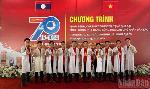 Các bác sĩ trẻ tham gia khám bệnh miễn phí tại Luang Prabang, Lào. Ảnh: Duy Toàn