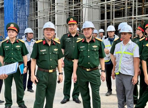 Đại tá Nguyễn Minh Khiêm, Tổng giám đốc Tổng công ty 319 (hàng đầu, thứ hai, từ phải sang) kiểm tra Dự án xây dựng nhà ở xã hội tại Uy Nỗ, xã Đông Anh, TP Hà Nội. Ảnh do đơn vị cung cấp