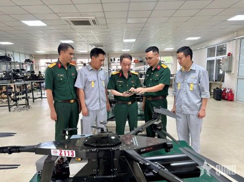 Lãnh đạo Nhà máy Z113 kiểm tra linh kiện UAV trước khi lắp ráp. 