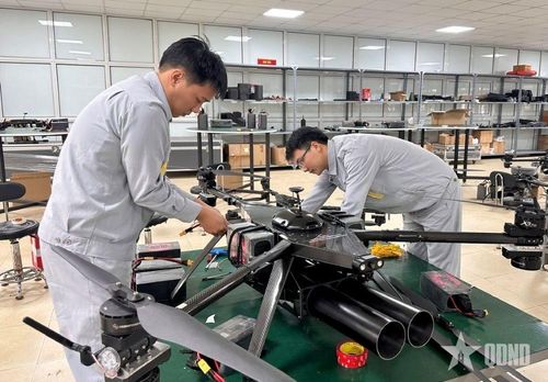 Lắp ráp các phụ kiện UAV.