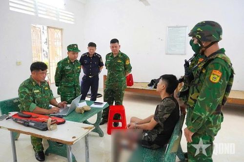 Thượng tá Phạm Thành Trung (thứ tư, từ trái sang) cùng các cơ quan chức năng thẩm vấn đối tượng mang vũ khí quân dụng trái phép qua biên giới. Ảnh: VIỆT TIẾN