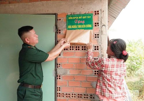 Thượng tá Phạm Thành Trung thực hiện nghi thức khánh thành, tặng nhà Nghĩa tình biên cương từ nguồn đóng góp của cán bộ, chiến sĩ cho hộ dân có hoàn cảnh khó khăn ở xã Mỹ Quý, tỉnh Tây Ninh. Ảnh: VIỆT TIẾN