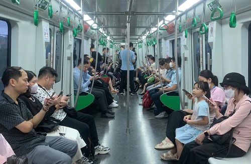 Đông đảo người dân sử dụng tuyến metro Cát Linh-Hà Đông.