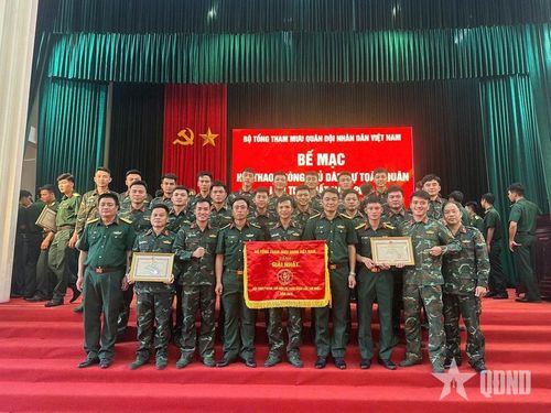 Thượng úy Lê Văn Cường (hàng đầu, thứ hai, từ phải sang) cùng đội tuyển Quân đoàn 12 tại Hội thao phòng thủ dân sự toàn quân năm 2026.