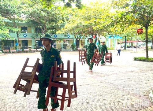 Cán bộ, chiến sĩ Đồn Biên phòng Phú Lộc hỗ trợ kê, dọn vệ sinh phòng học tại Trường Tiểu học Lê Văn Tám chuẩn bị cho lễ khai giảng năm học 2026-2027.