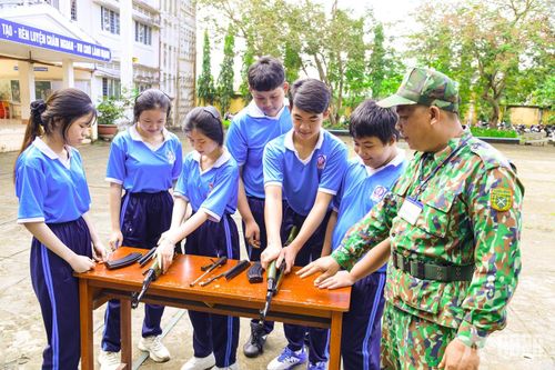 Giờ học thực hành tháo lắp súng tiểu liên AK của học sinh Trường THPT Nguyễn Thông, tỉnh Vĩnh Long.