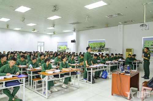 Giờ học lý thuyết môn giáo dục quốc phòng và an ninh của sinh viên Trường Đại học Trà Vinh, tỉnh Vĩnh Long.
