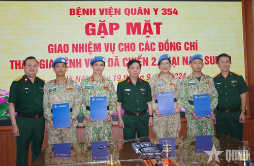 Đại tá, BSCK2 Hà Duy Dương (đứng giữa) cùng các đồng chí trong Đảng ủy, Ban giám đốc Bệnh viện gặp mặt, động viên các thầy thuốc lên đường làm nhiệm vụ tham gia Bệnh viện dã chiến cấp 2 số 6 tại Cộng hòa Nam Sudan (tháng 9-2024). Ảnh: THẮNG GIÁP