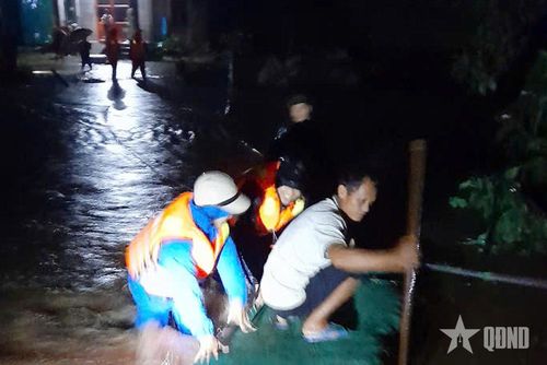  Ban CHQS xã Hoành Mô di dời người dân và tài sản ra khỏi khu vực nguy hiểm do nước dâng và sạt lở.