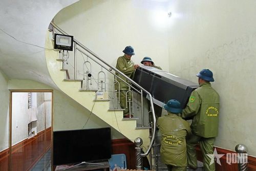  Ban CHQS xã Ba Chẽ giúp người dân di chuyển đồ đạc lên vị trí cao, an toàn khi nước sông Ba Chẽ dâng.