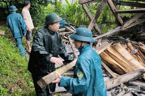  LLVT xã Lương Minh hỗ trợ nhân dân khắc phục hậu quả mưa bão.