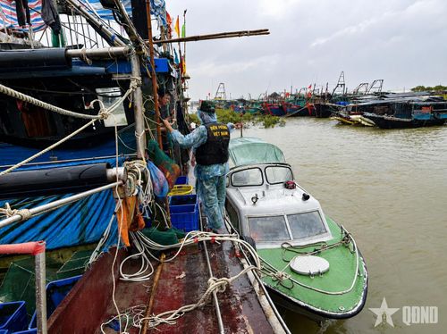  Cán bộ Đồn Biên phòng Trà Cổ, Ban chỉ huy Bộ đội Biên phòng tỉnh Quảng Ninh hướng dẫn ngư dân phòng, chống bão. Ảnh: XUÂN HÙNG