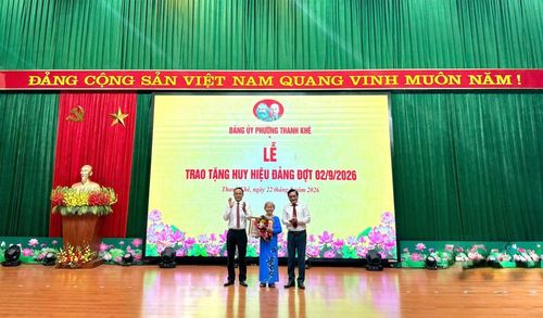Trao Huy hiệu Đảng cho đảng viên có thâm niên tuổi Đảng cao.