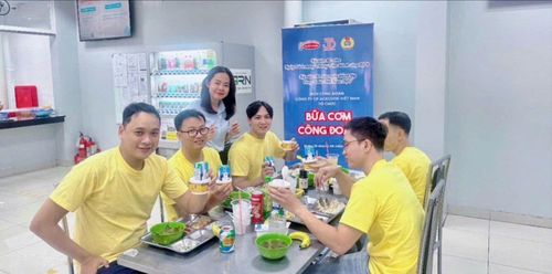 Người lao động thích thú với “Bữa cơm Công đoàn” tại Công ty cổ phần Acecook Việt Nam (ẢNH: HỒNG ĐÀO)