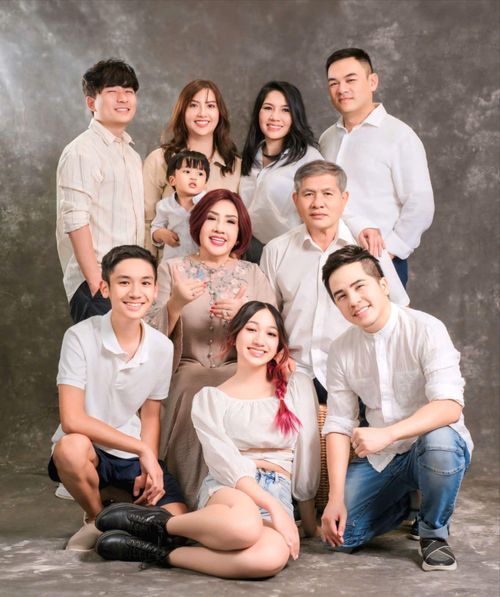 Đại gia đình NSND Lệ Thủy. Ảnh: NVCC