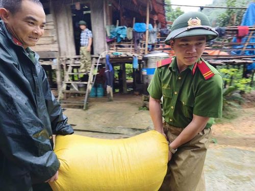 Lực lượng chức năng hỗ trợ người dân di chuyển lương thực và đồ đạc tránh mưa lũ trên địa bàn tỉnh Lạng Sơn, ngày 22-8. Ảnh: CÔNG AN TỈNH LẠNG SƠN