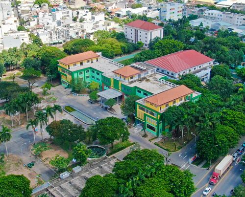 Trụ sở UBND quận 12 trước đây đã được chuyển đổi công năng thành Trường TH-THCS-THPT Lê Thị Riêng