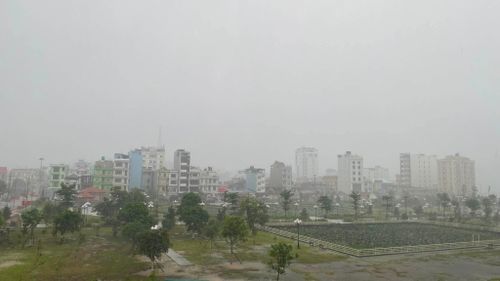 Sáng 23-8, tỉnh Quảng Ninh có mưa rất to do ảnh hưởng của bão số 4. Ảnh: THU BÁU