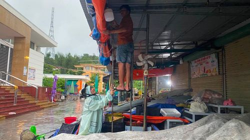 Người dân tại một số địa phương ven biển Quảng Ninh chằng chống nhà cửa để phòng chống bão số 4. Ảnh: THU BÁU