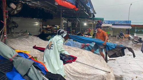 Người dân đặc khu Cô Tô khẩn trương phòng chống bão số 4. Ảnh: THU BÁU