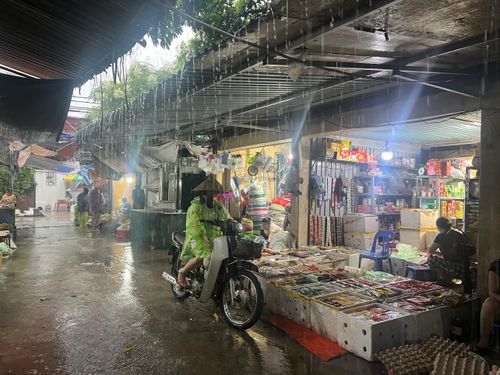  Các sạp hàng ở chợ Đông Lao thưa thớt khách sáng Chủ nhật, 23-8. Ảnh: PHÚC HẬU 
