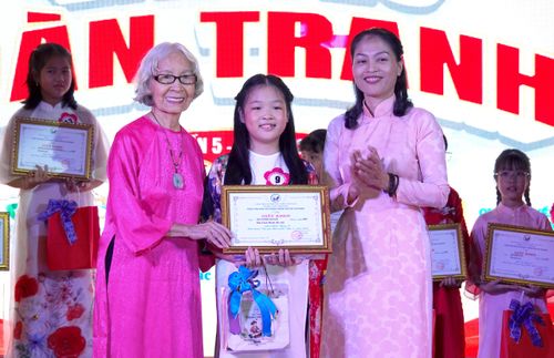 Thí sinh Đỗ Phước Duyên nhận giải nhất Bảng A. Ảnh: THÚY BÌNH