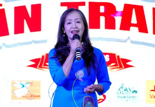 TS-NSƯT Nguyễn Thị Hải Phượng, Trưởng khoa Âm nhạc truyền thống - Nhạc viện TPHCM, Trưởng Ban giám khảo Liên hoan “Em yêu đàn tranh” lần thứ 5 - năm 2026, phát biểu tại lễ tổng kết và trao giải. Ảnh: THÚY BÌNH
