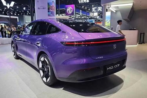 So với mẫu MG7 đang bán tại Việt Nam thì kích thước tổng thể dài, rộng của mẫu xe mới này không chênh lệch nhiều. MG07 mới cao hơn 3cm so với bản cũ, trục cơ sở dài hơn 47mm. Ngoại thất nổi bật với tay nắm cửa bán ẩn, cửa không khung, mâm hai tông màu và kẹp phanh màu vàng.
