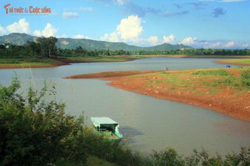 Đất đỏ bazan là dấu tích của hoạt động núi lửa ở Tây Nguyên trong quá khứ. Ảnh: Quốc Lê.
