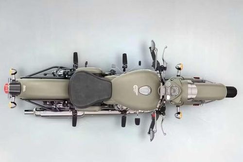 Ngoài ra, Royal Enfield vẫn giữ nguyên bưởng máy mạ crôm, ống xả và vành nan hoa với lốp có săm, tạo cho Royal Enfield Classic 350 Gorkha Edition vẻ ngoài pha trộn giữa các yếu tố cổ điển với di sản quân sự.