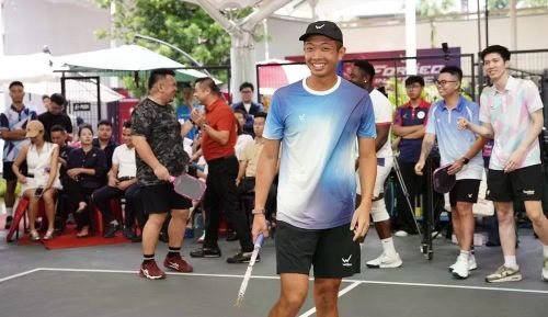 Quang Dương giao lưu với NHM trong ngày Hà Nội mưa lớn.