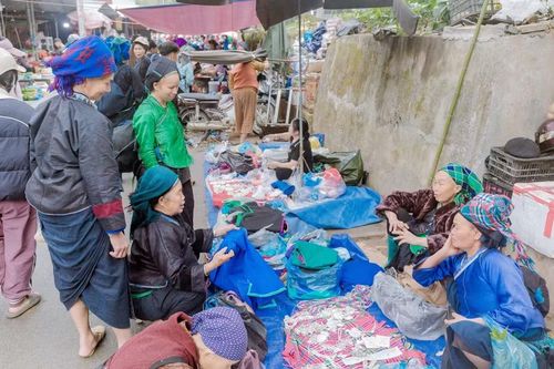 Những người phụ nữ xuống chợ bán đồ trang sức bạc, mặt hàng thủ công truyền thống.