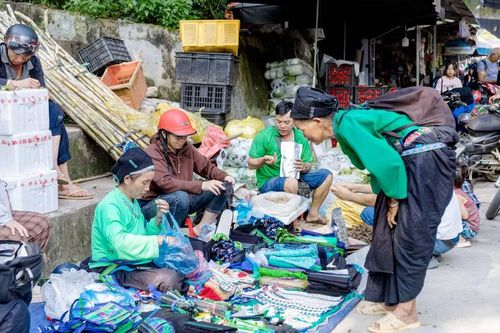 Trao đổi, mua bán những loại hàng hóa bình dị không ồn ào, chèo kéo hay cố tình nói thách.