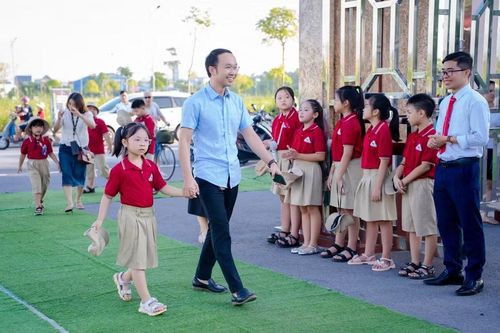 Sự đồng hành của phụ huynh trong ngày khai giảng giúp học sinh tự tin bước vào năm học mới.