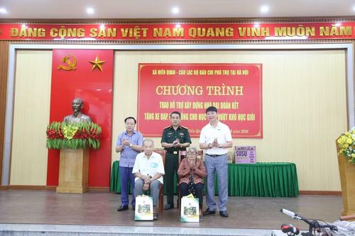Đại diện Ban tổ chức chương trình trao quà cho người cao tuổi tại xã Hiền Quan.
