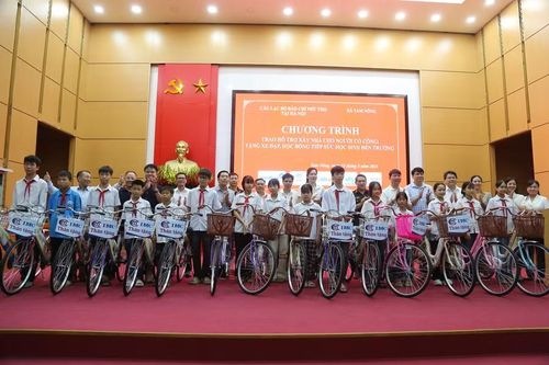 Trao quà và xe đạp cho học sinh khó khăn tại xã Tam Nông.