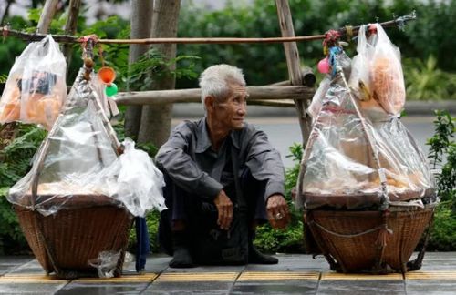 Nhiều người lao động Thái Lan đang kiếm sống hàng ngày nhờ những gánh hàng ăn trên đường phố. (Nguồn: EPA)