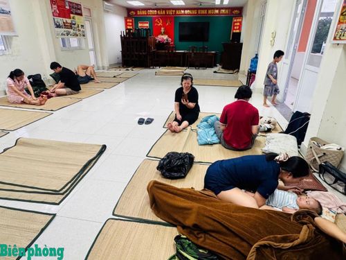 Đồn Biên phòng cửa khẩu cảng Hòn Gai, Bộ đội Biên phòng tỉnh Quảng Ninh bố trí nơi tránh trú an toàn cho người dân tại doanh trại đơn vị. Ảnh: Hoàng Hà