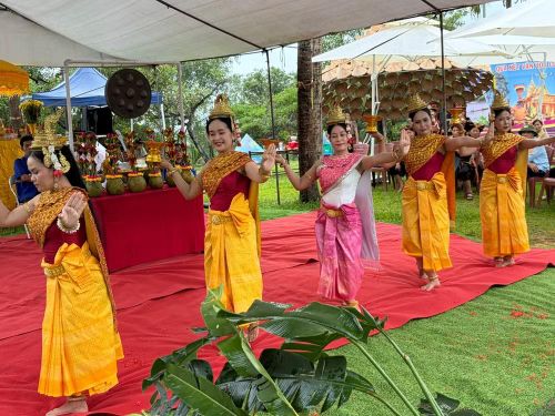 Điệu múa đặc trưng của đồng bào Khmer Nam Bộ. Ảnh: Làng Văn hóa