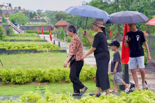 Trong dòng người đến nghĩa trang, bà Đặng Thị Lịch (80 tuổi, ở phố Kim Mã, Hà Nội) cùng con cháu vượt quãng đường dài lên Lạc Hồng Viên để dâng hương, tưởng nhớ người chồng đã khuất.