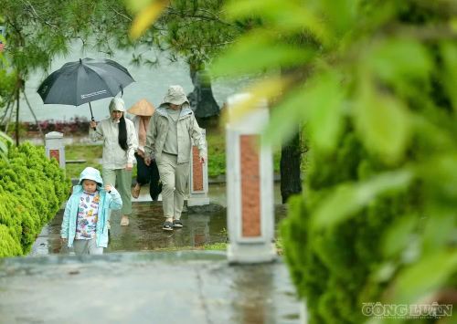 Dòng người đổ về nghĩa trang dù thời tiết trời mưa diễn ra liên tục do ảnh hưởng của bão số 4.