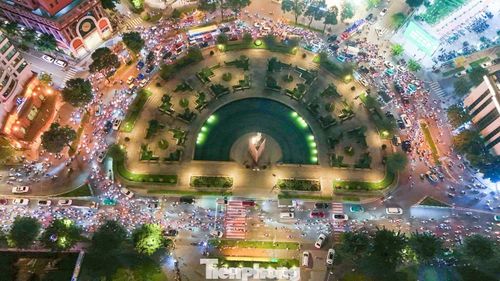 Những đoàn xe nối dài qua nhiều tuyến phố, biến khu vực trung tâm TPHCM thành “biển đỏ” sau chiến thắng của đội tuyển Việt Nam.