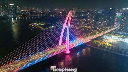Cầu Ba Son nhanh chóng trở thành một trong những điểm tập trung đông người. Các lối lên cầu ken đặc xe máy, người hâm mộ liên tục hô vang “Việt Nam” và giơ cao cờ Tổ quốc.