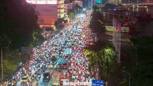 Ngay sau trận đấu, dòng người từ phố đi bộ Nguyễn Huệ bắt đầu tỏa ra các tuyến Tôn Đức Thắng, Đồng Khởi, Lê Lợi, Hàm Nghi và hướng về cầu Ba Son.