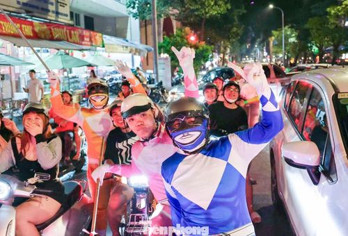 Một số cổ động viên hóa trang thành những nhân vật đặc biệt, tạo thêm sắc màu vui nhộn trong đêm ăn mừng chiến thắng của tuyển Việt Nam.